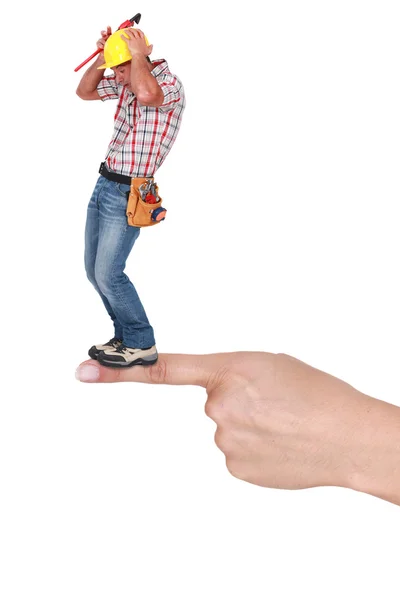 Arbeiter, der auf einer riesigen Hand geht — Stockfoto