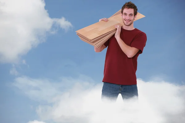 Carpinteiro feliz em pé em uma nuvem — Fotografia de Stock