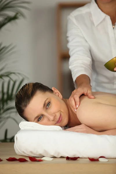 Mujer feliz siendo masaje en salón de belleza —  Fotos de Stock