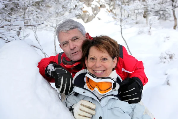 Casal sênior em umas férias de inverno — Fotografia de Stock