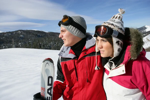 若いカップルのスキー — ストック写真