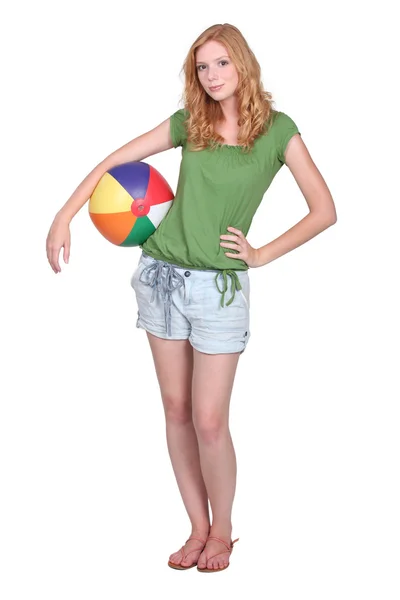 Červená hlava teen pózuje s plážový míč — Stock fotografie