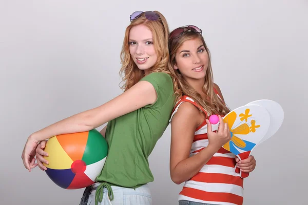 Teenagers ready for the beach — Stock Photo, Image