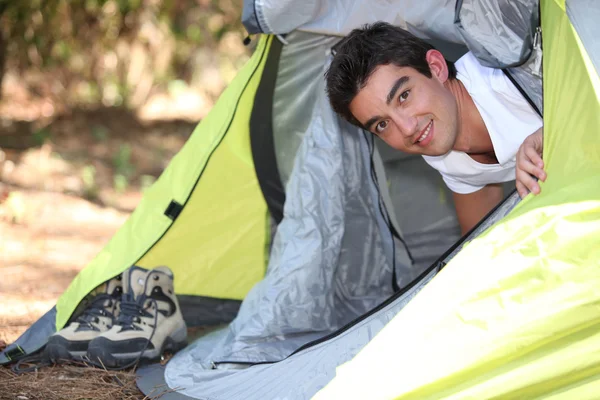 A fiatalember camping — Stock Fotó