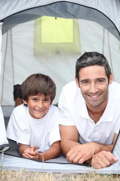 Pai e filho no acampamento — Fotografia de Stock