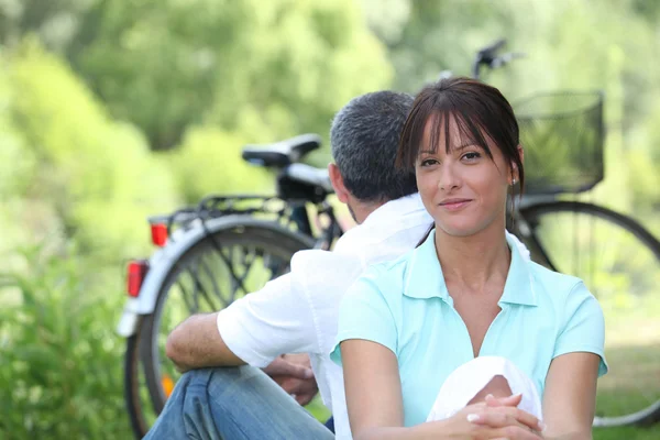 Couple out cycling in the countryside — Stock Photo, Image