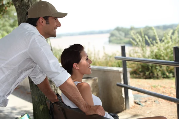 Couple sitting on a bench — Stock Photo, Image