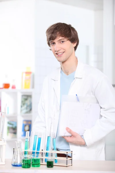 Jonge man in wetenschap laboratorium — Stockfoto