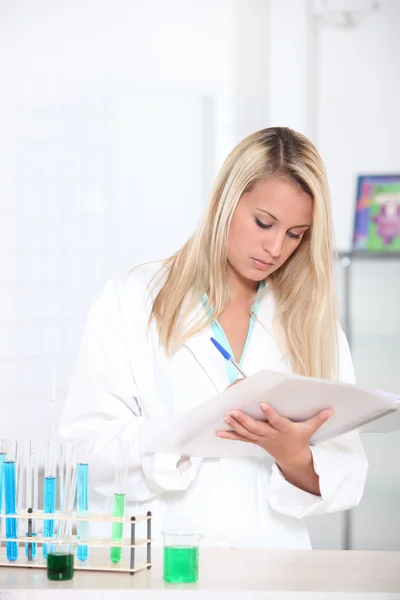 Blond woman in science laboratory — Stock Photo, Image
