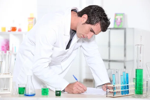 Mężczyzna stojący w laboratorium — Zdjęcie stockowe