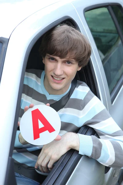 Jonge bestuurder er trots op een leerling — Stockfoto
