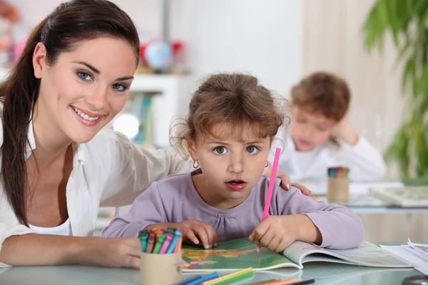 Professora e seus alunos — Fotografia de Stock