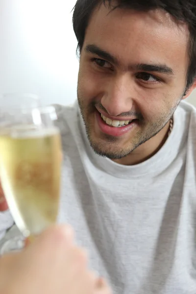 Homme buvant du champagne — Photo