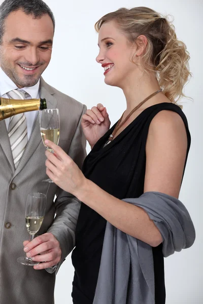 Glamouröses Paar trinkt Champagner — Stockfoto