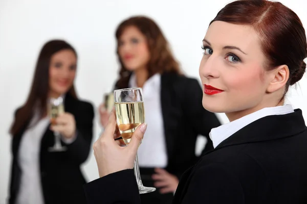 Trzy kobiety biznesu wznoszące toast za sukces — Zdjęcie stockowe
