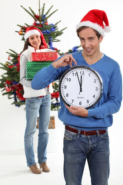 Para niecierpliwie czeka na Boże Narodzenie do otwierania przedstawia — Zdjęcie stockowe