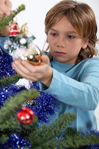 Liten pojke dekorera julgran — Stockfoto