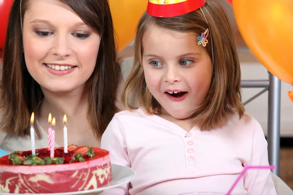 Menina fazendo uma festa de aniversário — Fotografia de Stock