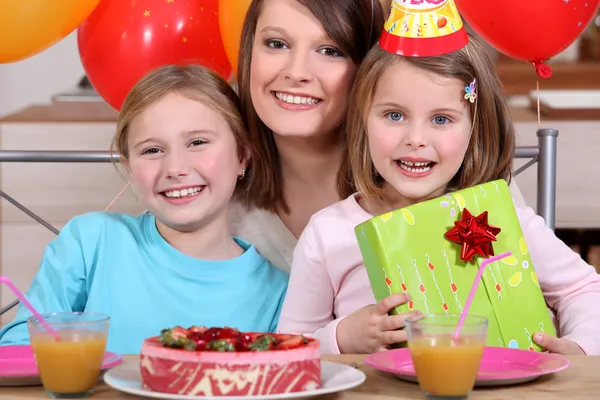 Kids at a birthday party — Stock Photo, Image