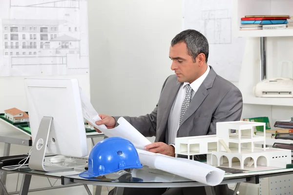 Architect looking at plans — Stock Photo, Image