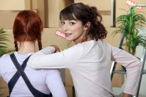 Two female friends moving house — Stock Photo, Image