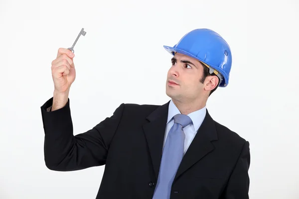 Man dragen harde hoed knop ingedrukt — Stockfoto