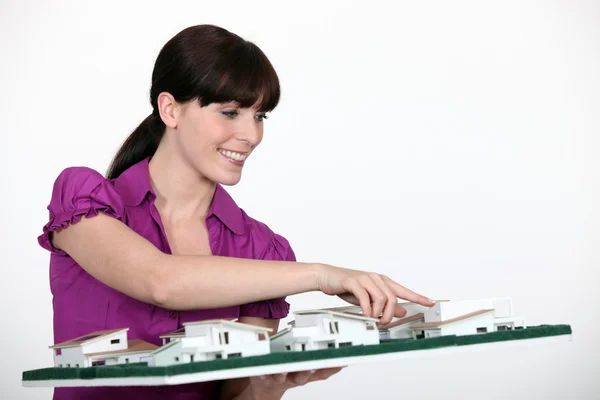 Kobieta trzyma model architektoniczny — Zdjęcie stockowe