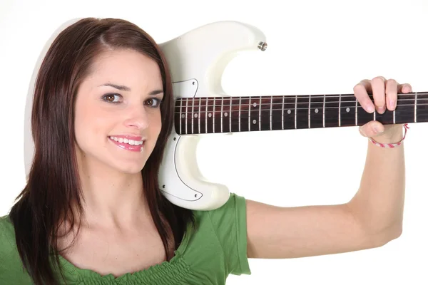 Een meisje met een gitaar — Stockfoto