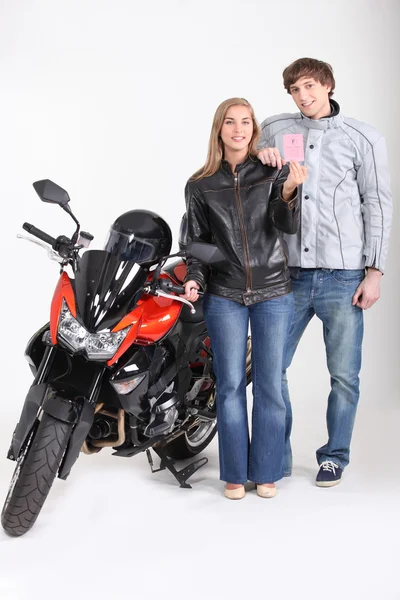 Adolescents avec moto et permis français — Photo
