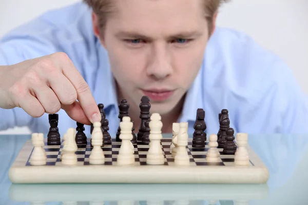 Uomo che gioca a scacchi — Foto Stock