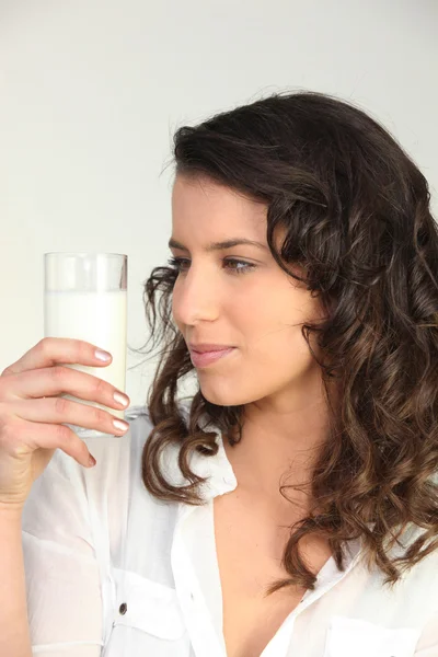 Mujer bebiendo vaso de leche — Foto de Stock
