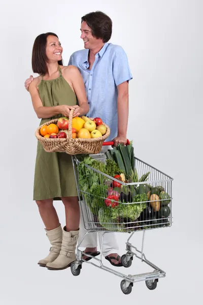Retrato de um casal comprando frutas e legumes — Fotografia de Stock