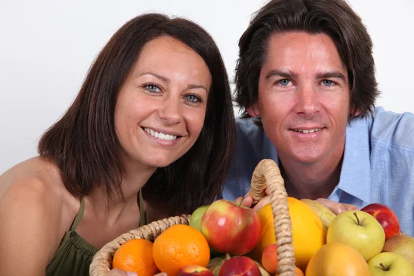 Couple with fruit basket — Stock Photo, Image