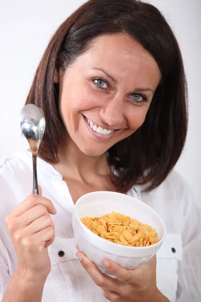 Femme souriante avec un bol de céréales — Photo