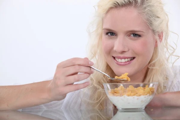 Jonge vrouw eten granen met melk — Stockfoto