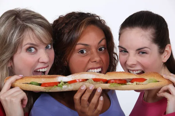 Meninas comendo um sanduíche — Fotografia de Stock