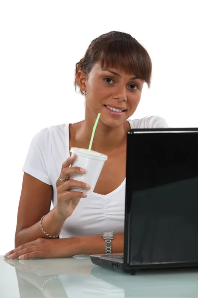 Vrouw drinken koffie in een plastic glas — Stockfoto