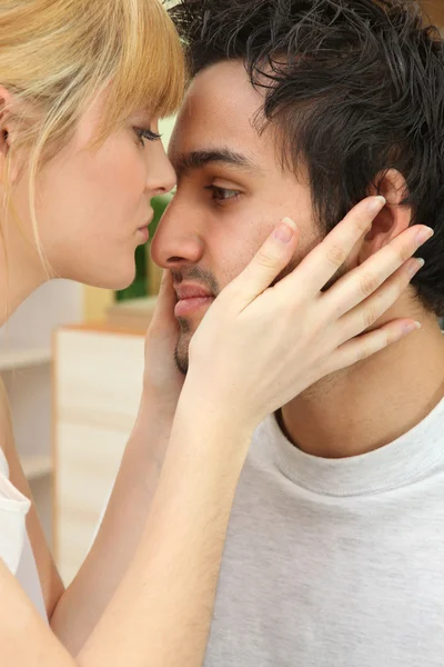 Een vrouw neemt haar vriendje gezicht in haar handen — Stockfoto