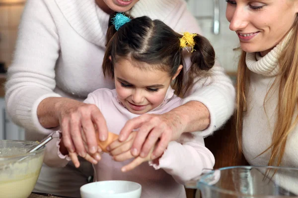 Küçük kızın ailesi ile pişirme — Stok fotoğraf