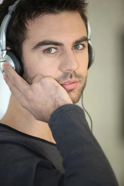 Homem com fones de ouvido na moda — Fotografia de Stock