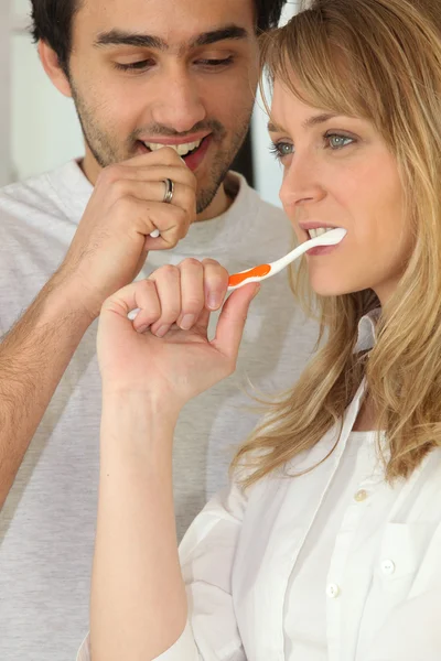 Paar samen hun tanden poetsen — Stockfoto
