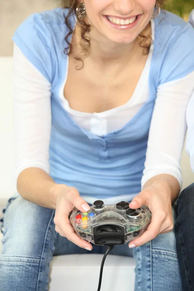 年轻的女人在打游戏控制台 — 图库照片