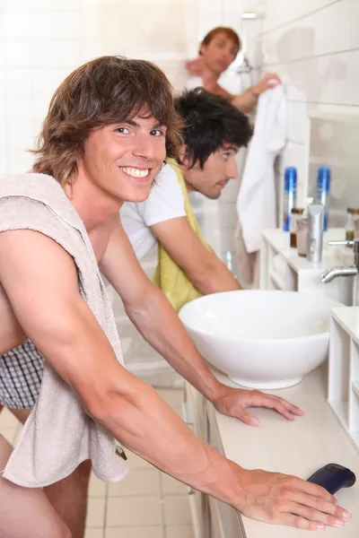Young men in the bathroom — Stock Photo, Image