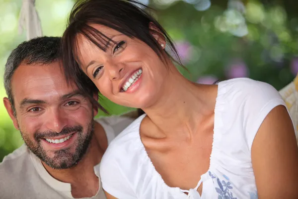 Sonriendo feliz pareja — Foto de Stock