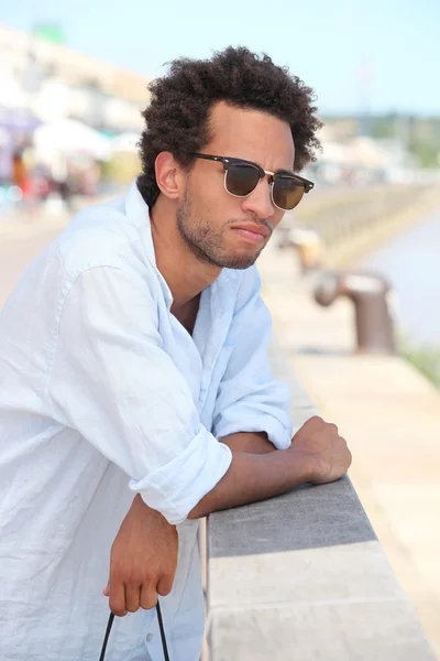 Adam Fransa bordeaux, güneş gözlüğü takıyor — Stok fotoğraf