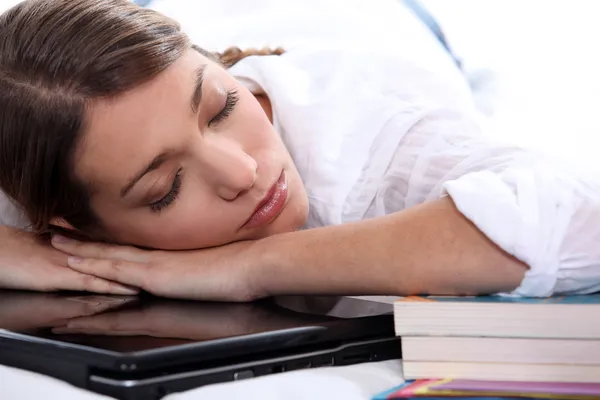 Ung kvinna sova på hennes dator — Stockfoto
