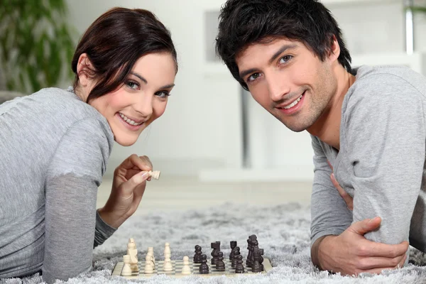 Una pareja jugando al ajedrez — Foto de Stock