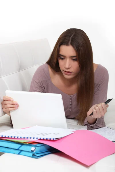 Adolescente femenina revisando —  Fotos de Stock