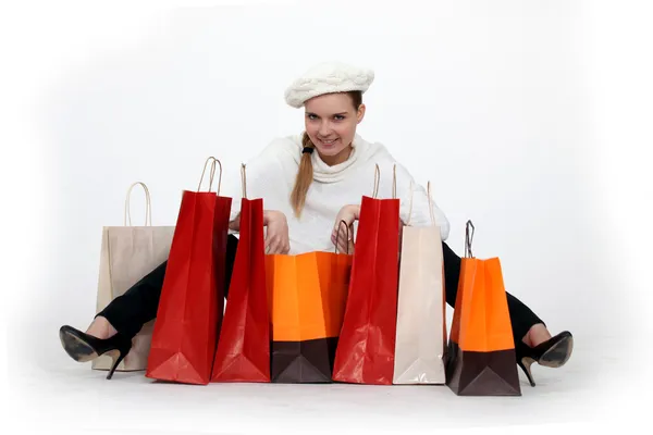 Donna alla moda circondata dalle sue borse della spesa — Foto Stock