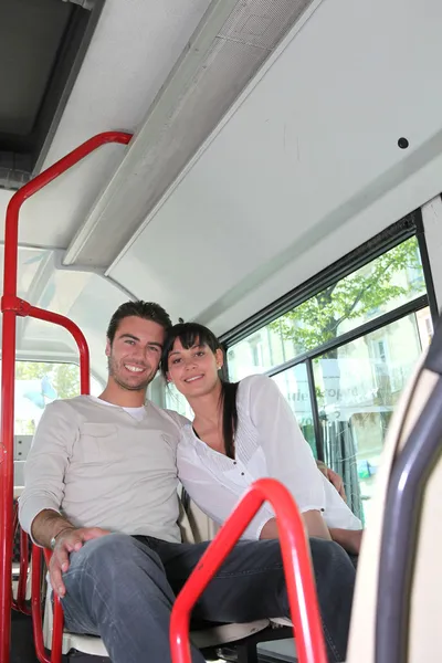 坐在公交车的年轻夫妇 — 图库照片